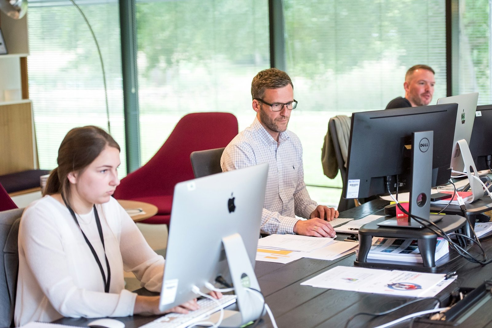 Une équipe travaille ensemble dans des bureaux modernes