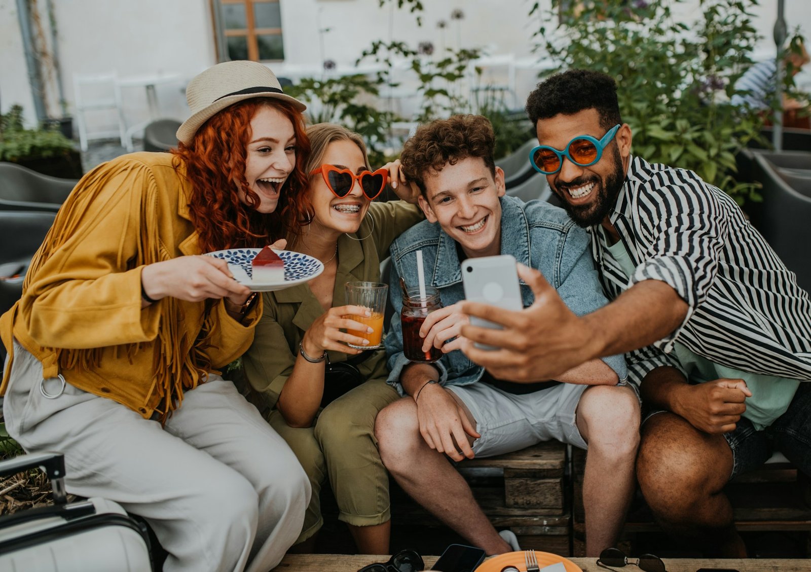 Un groupe d'amis prend un selfie ensemble lors d'une sortie