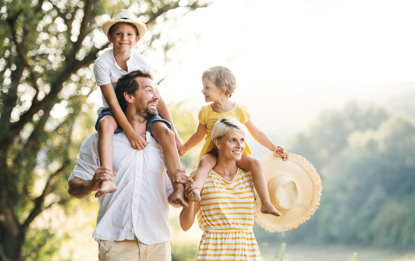 Une famille souriante profite d'une balade en plein air